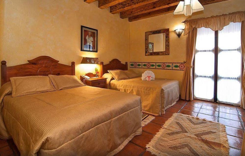 Hotel Pueblo Magico Пацкуаро Экстерьер фото